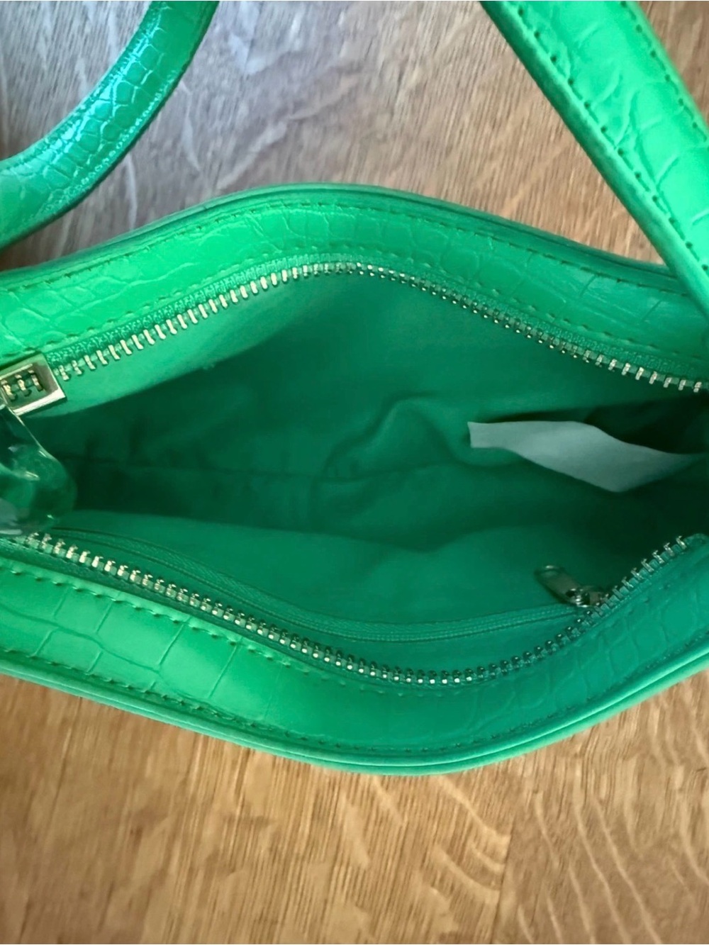Croc-Embossed Green Shoulder Bag with Sculpted Chain Accent - Picture 4 of 12